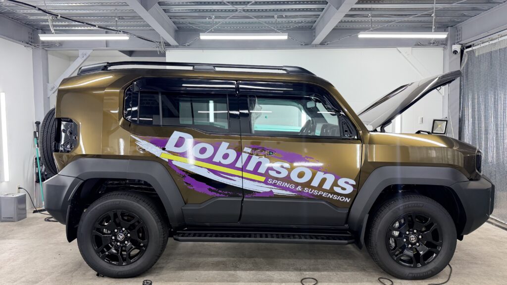 新型ランドクルーザーFJ フルラッピング Dobinsonsデザイン